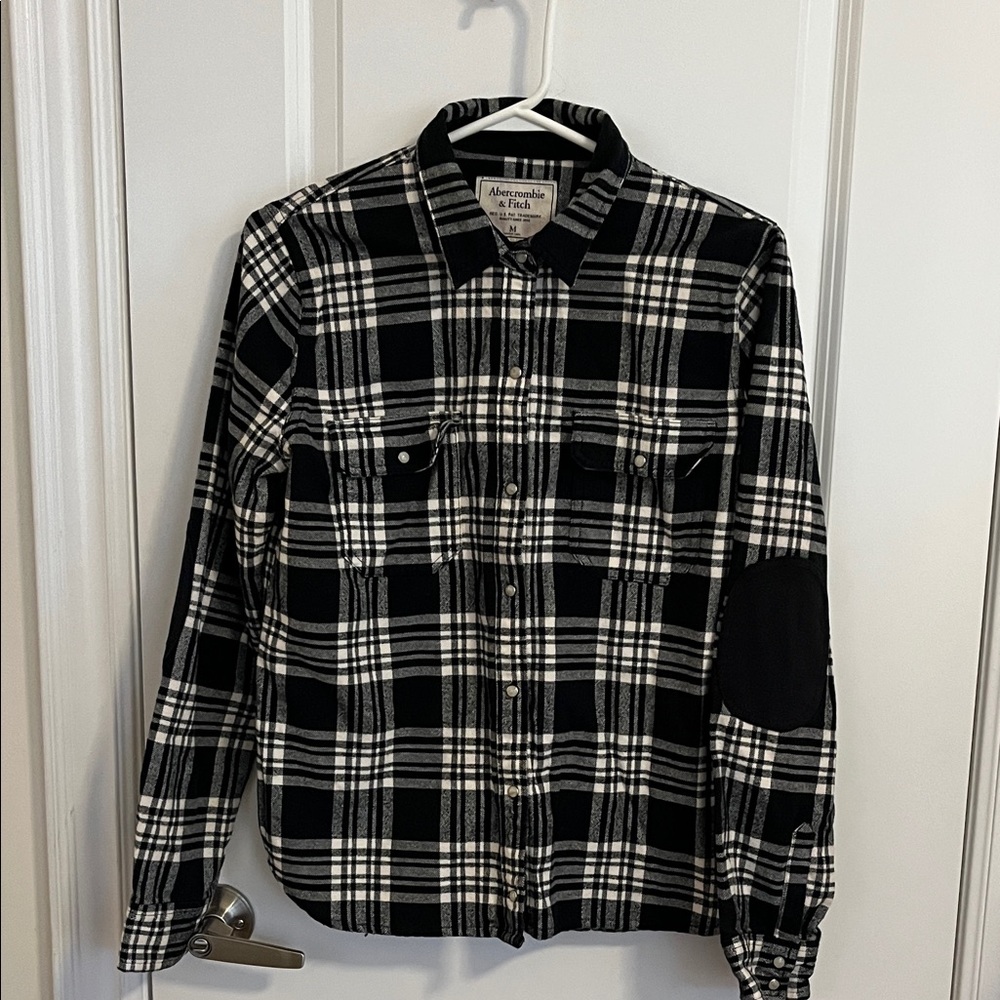 Abercrombie & Fitch Women’s Black and White patched elbow Checkered Shirt size M